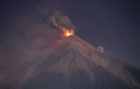Declaran alerta roja por fuerte erupción que registra el volcán de Fuego de Guatemala