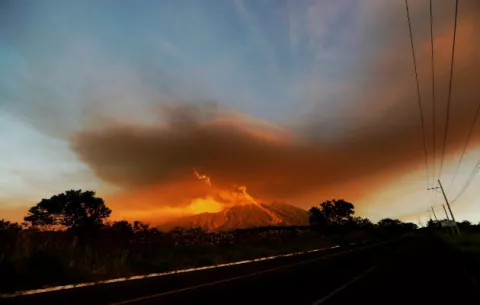 El volcán de Fuego de Guatemala tiene una columna de ceniza a 5.200 metros