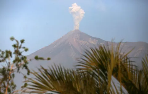 El volcán de Fuego de Guatemala registra 32 explosiones y aumenta su actividad 
