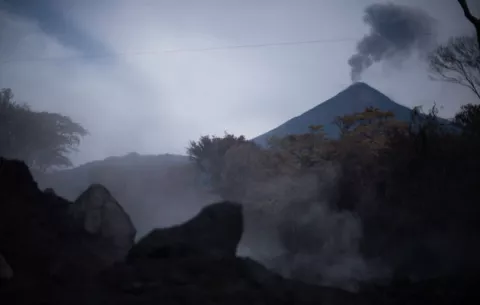 El volcán de Fuego de Guatemala tiene hasta 15 explosiones débiles por hora