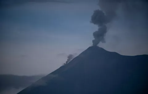 Volcán de Fuego  incrementa actividad con constantes explosiones en Guatemala