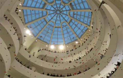 VIDEO Museo Guggenheim recibe literalmente una lluvia de protesta