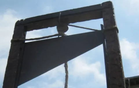 Subastan guillotina del siglo XIX en Francia