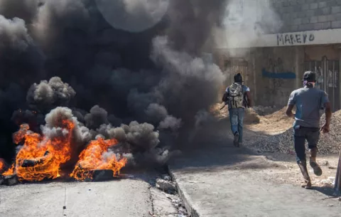 Protestas contra el Gobierno mantienen paralizada la capital haitiana