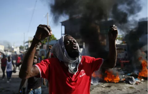 Recrudecen los choques con la policía en la protestas contra gobierno haitiano 