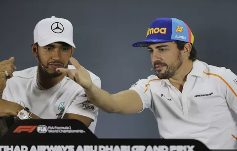 Hamilton niega que haya tenido problemas con Fernando Alonso