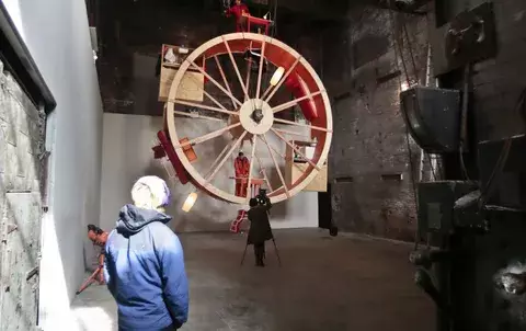 Artistas viven en una rueda como hámsteres 