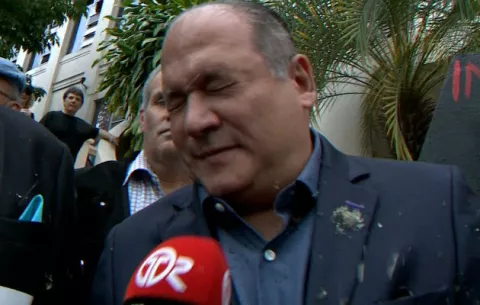 Lanzan hielo al magistrado Harry Díaz durante protesta en la Corte Suprema de Justicia