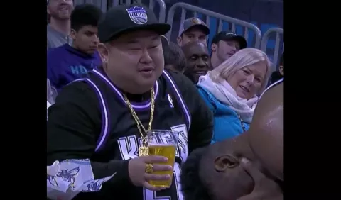 Le ofrecen cerveza a Harry Giles en pleno partido de NBA 