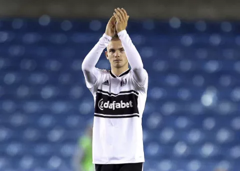 Polémica en Inglaterra tras debut de jugador de 15 años en un equipo profesional