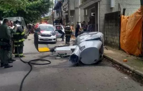 Muere un peatón al caerle un helicóptero en un municipio costero de Brasil
