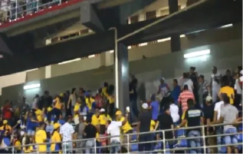 Tira y jala en las gradas del estadio Omar Torrijos tras juego entre Veraguas y Herrera