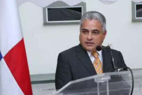 Hernán De León responde a críticas por ausencias en caso de pinchazos telefónicos