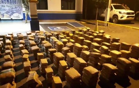 Dos extranjeros aprehendidos por la incautación de más de mil paquetes de droga en Herrera 