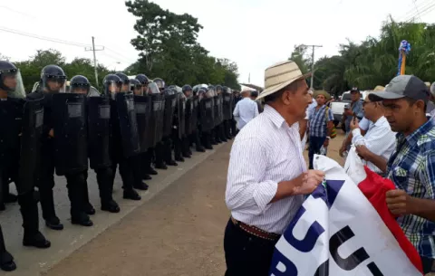 Productores y antimotines se enfrentan en el puente sobre el río La Villa 