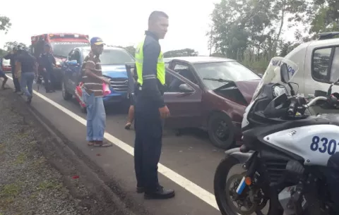 Cinco heridos deja triple colisión escenificada en la vía a Pesé 