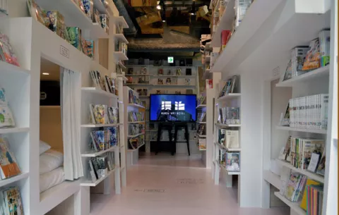 Hotel japonés tiene en sus estanterías historietas para los trasnochadores