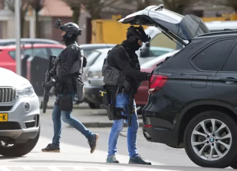Policía holandesa busca un auto Renault Clio en el que huyó el atacante de Utrecht
