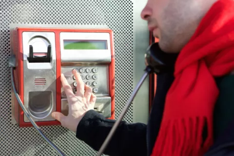 Un hombre es condenado a prisión por llamar a su expareja desde un teléfono público