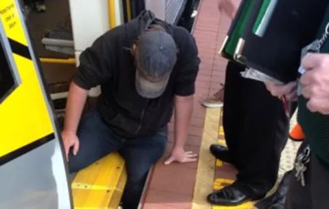 ¿Cómo salvaron a un hombre atascado entre el andén y el tren?