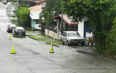 Hombre fue asesinado de varios disparos desde un auto en marcha en Villa Gudalupe