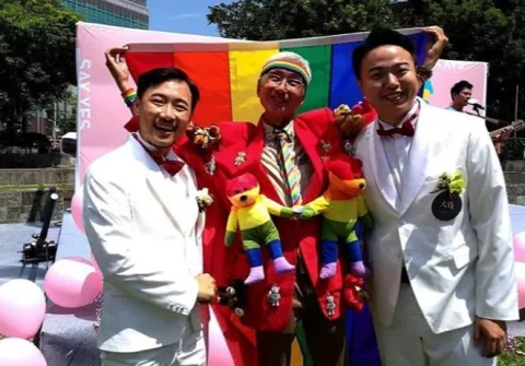 Festejan las primeras bodas entre homosexuales de toda Asia