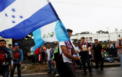 Salida de hondureños no cesa a una semana de que caravana salió hacia EE.UU