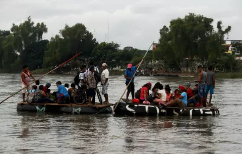 La Policía de Guatemala traslada a 62 migrantes hondureños de regreso a su país