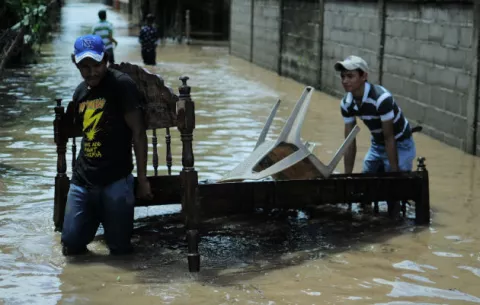 Lluvias causan inundaciones y otros daños en el Caribe de Honduras