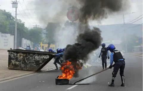 Manifestantes y policías se enfrentan en segundo día de protestas en Honduras