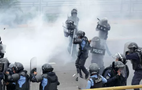 Maestros y médicos siguen en paro en Honduras y dialogarán si derogan leyes