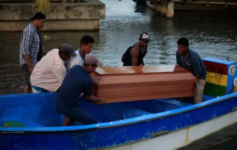 Familias de 27 pescadores ahogados en Honduras claman por ayuda en el sepelio
