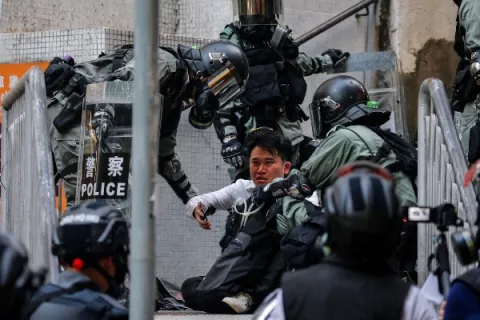 Un herido de bala y decenas de arrestados en el "día de luto" de Hong Kong
