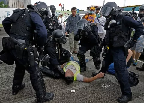 Policía y miles de manifestantes se enfrentan en protesta prohibida en Hong Kong