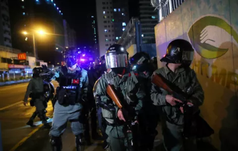 Procesan a dos arrestados bajo la ley antimáscara en Hong Kong