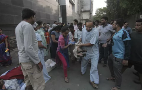 Candela consume hospital en la India y mata a cinco personas 
