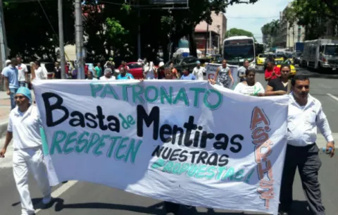Más de mil trabajadores del Hospital Santo Tomás deciden irse a huelga