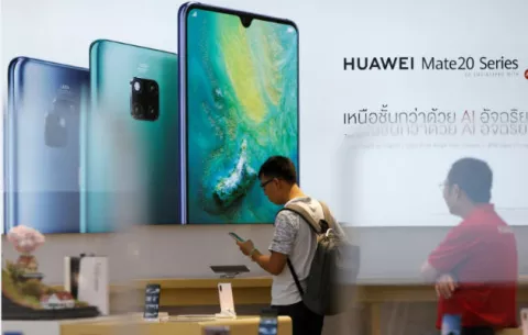 Huawei acusa a Estados Unidos de "acoso" tras el veto del presidente Trump
