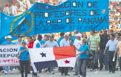 Educadores suspenden clases y pelean por el retiro anticipado 