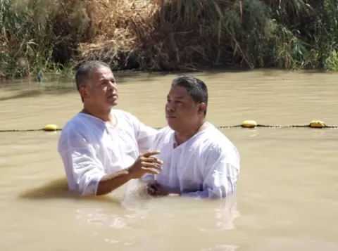 Hugo Enrique Famanía bautiza a su colega Icard Reyes en el río Jordán de Israel