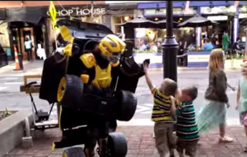 VIDEO ¿Has visto el Transformer humano por la calle?