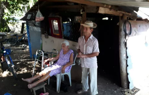 Humilde familia santeña teme que precaria vivienda les caiga encima 