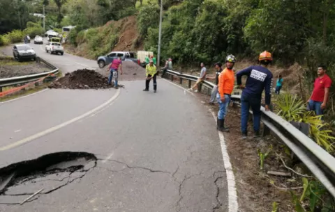 Nueva grieta en carretera que va de Volcán a Río Sereno en Renacimiento