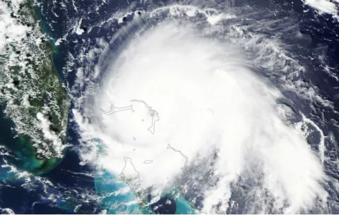 Al menos un muerto por huracán Dorian en Bahamas mientras sigue su avance