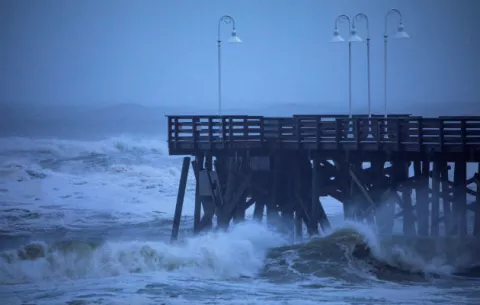 Dorian descarga viento y lluvia sobre el litoral de Florida