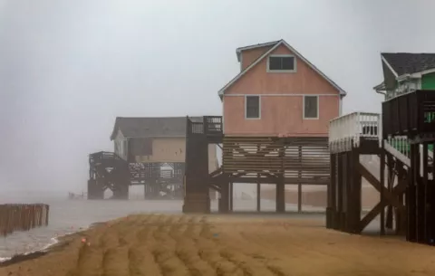 Dorian deja a cientos atrapados en una isla y miles sin electricidad en EE.UU.