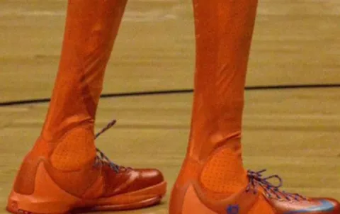 Llega una nueva moda a la NBA: zapatillas hasta las rodillas