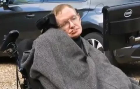 Stephen Hawking se une a la campaña del cubo con hielo por la esclerosis