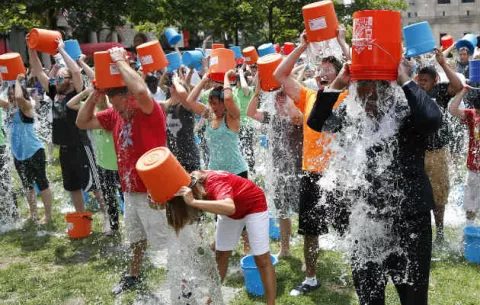 "Ice Bucket Challenge" aumenta donaciones para investigación
