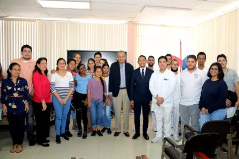 Ifarhu entrega apoyo económico a 100 estudiantes de la Facultad de Medicina de la Universidad de Panamá